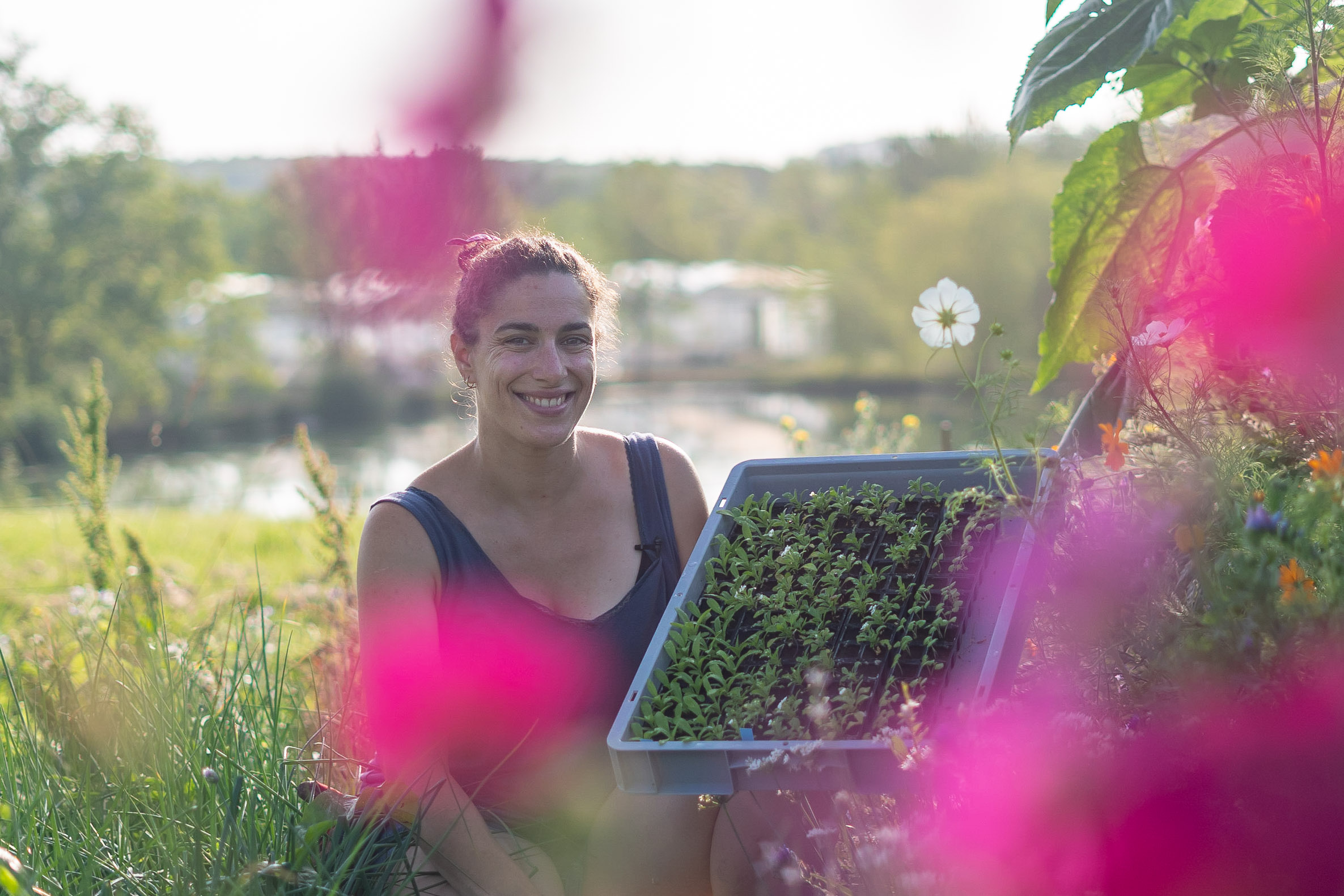 Marion, maraîchère en hydroponie, devant la serre